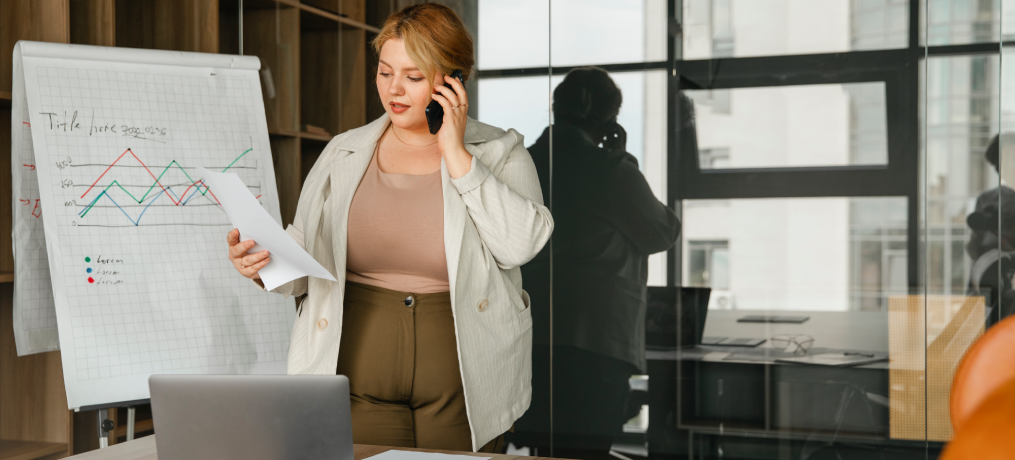 Mujer analizando datos