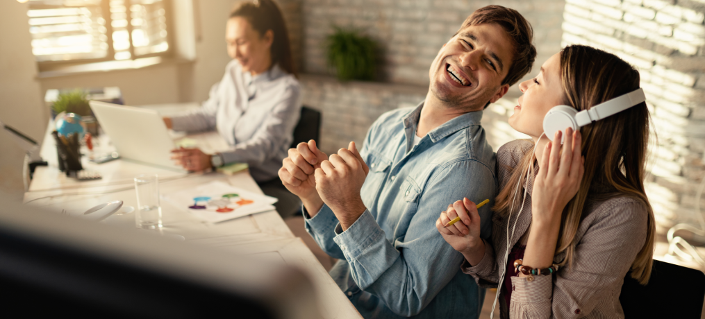Personas trabajando y riendo
